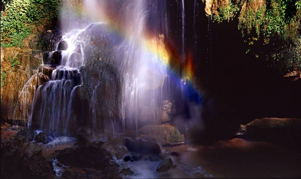 Regenbogen-Wasserfall